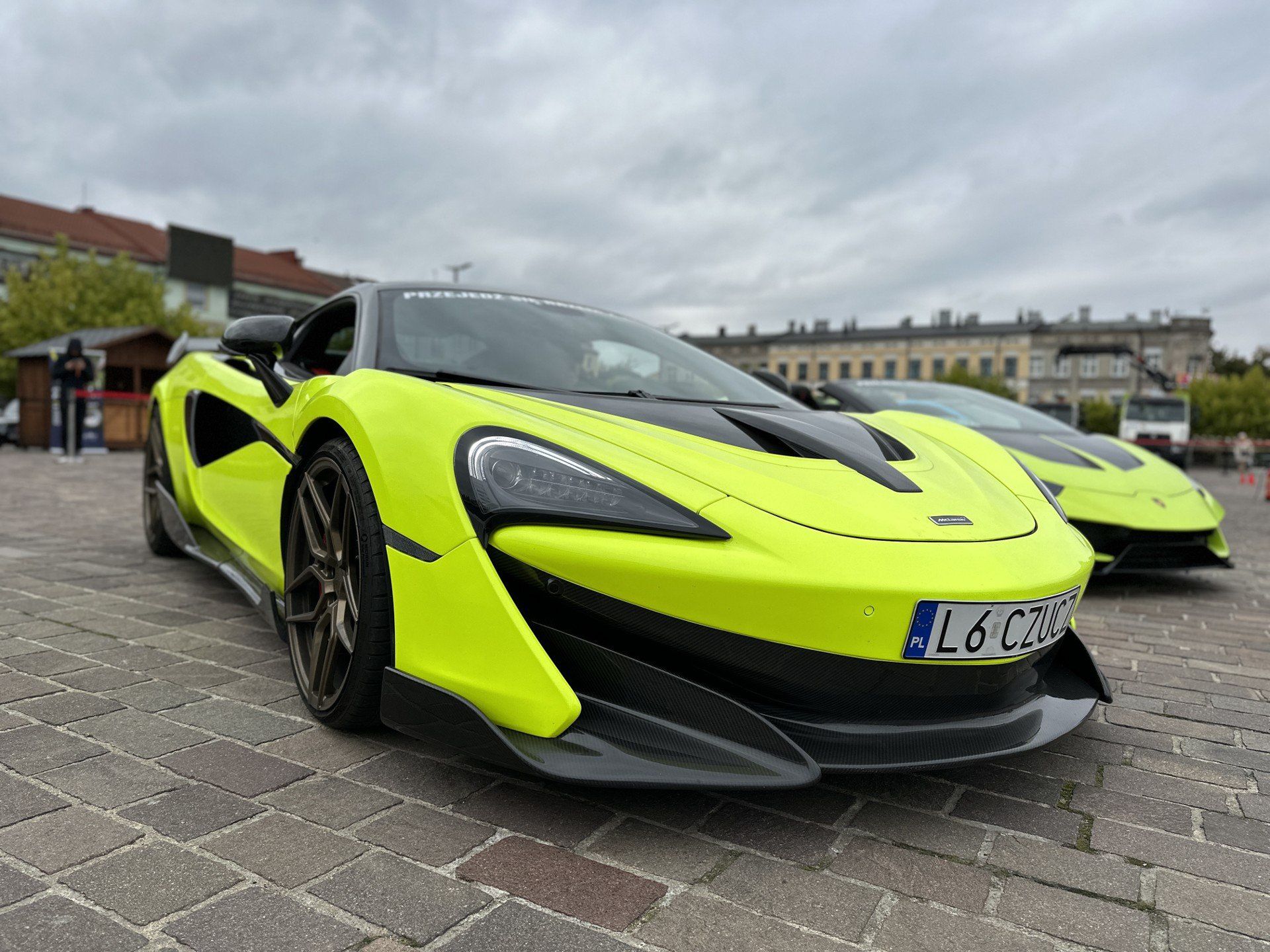 Lamborghini, Ferrari i McLaren w centrum Tomaszowa. Były przejażdżki i zbiórka na karetkę dla dzieci