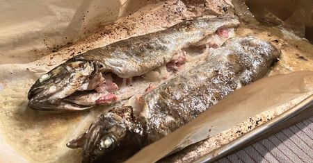Do pieczonego pstrąga zawsze dodaję ten składnik. Ryba nigdy nie wychodzi sucha