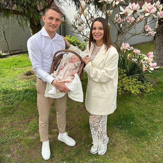 Jakub i Paulina Rzeźniczakowie z córką