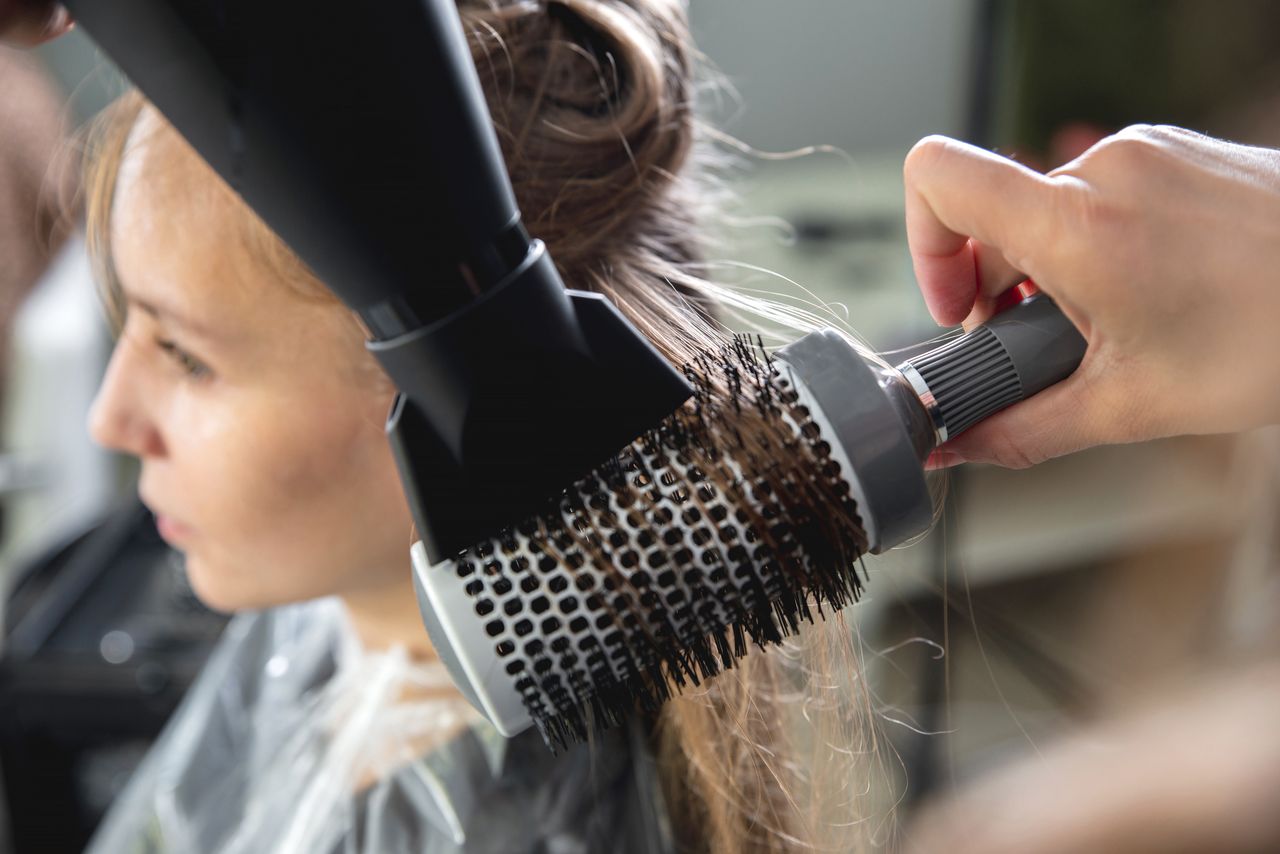 '70s hairstyle revival: Brushing technique returns as answer for thin hair in 2024