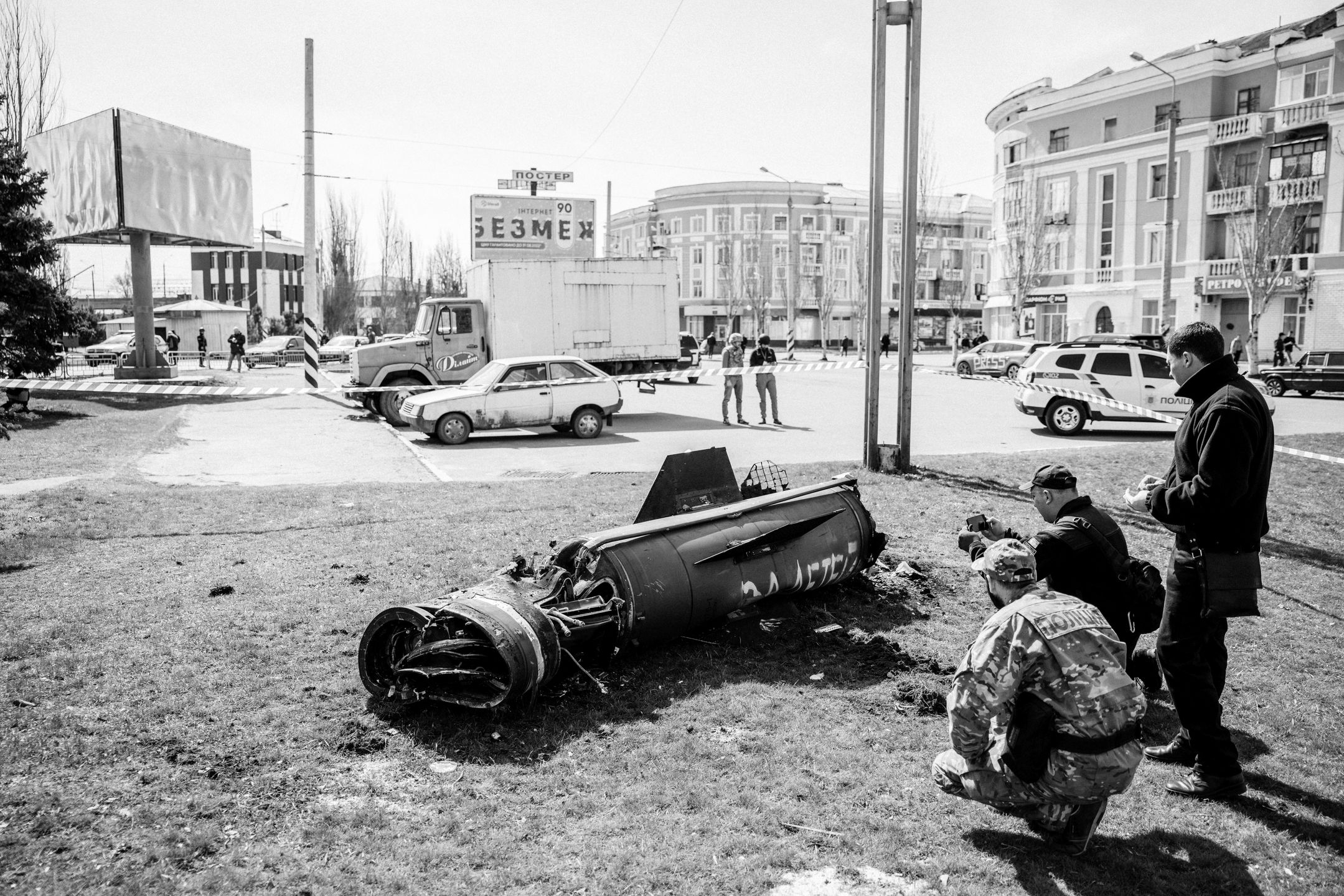 Resztki rakiety, która spadła na dworzec w Kramatorsku
