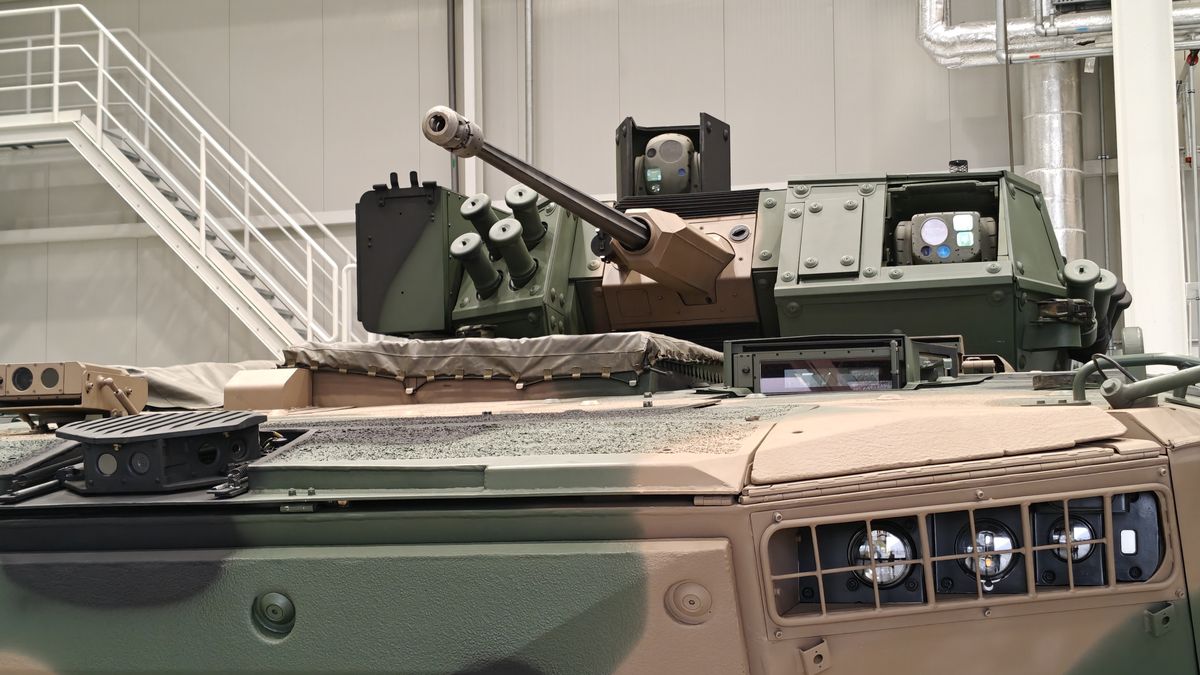 Zbliżenie na wieżę Borsuka wraz z głowicami obserwacyjnymi