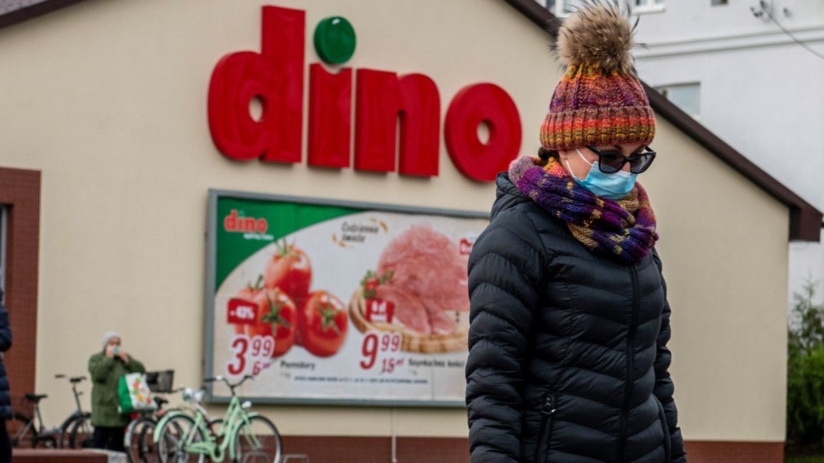 Kobieta przed sklepem sieci Dino. (zd. podgl.).