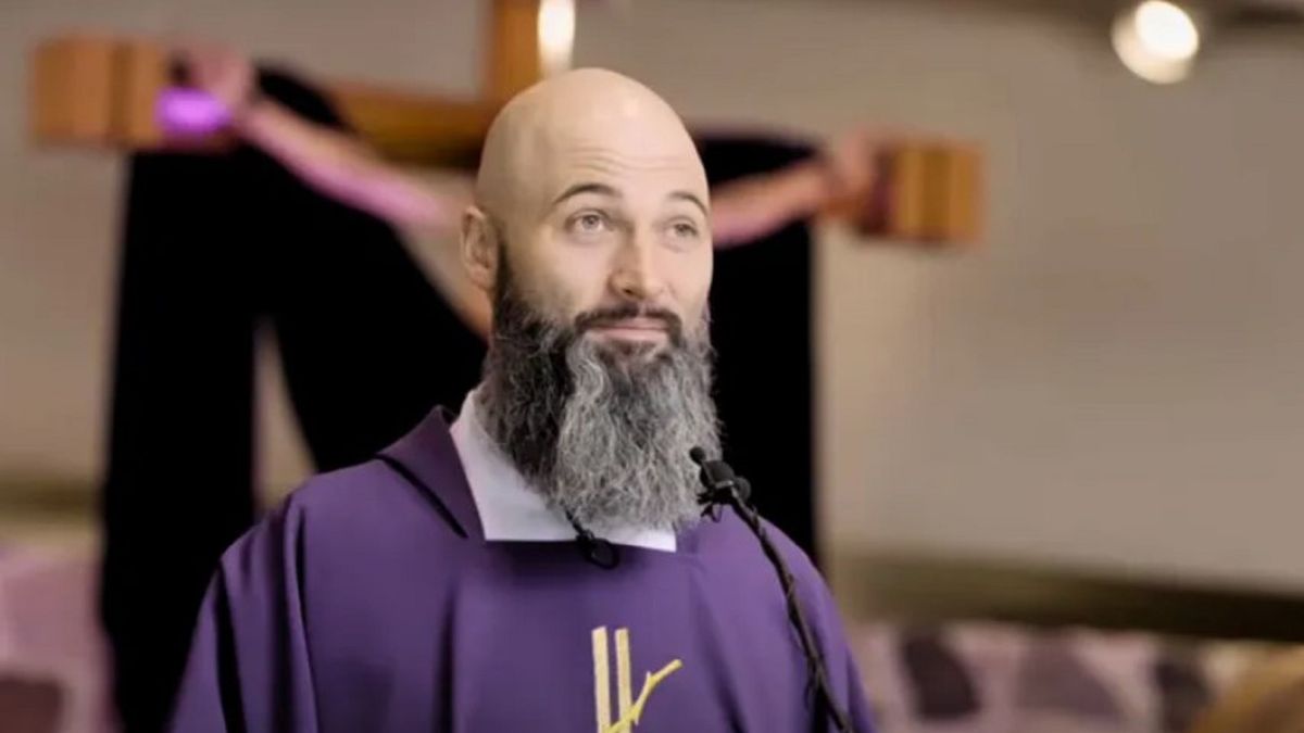 Media donoszą o torturach wobec księdza.