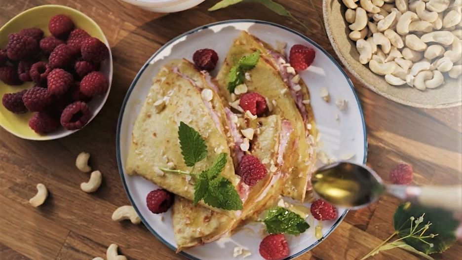 Naleśniki orkiszowe z malinami i twarogiem z orzechów nerkowca. 
