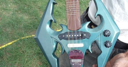 Przyzwij smoka grą na gitarze