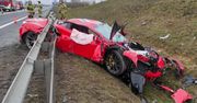 Ferrari wbiło się w barierki. Luksusowe auto doszczętnie zniszczone