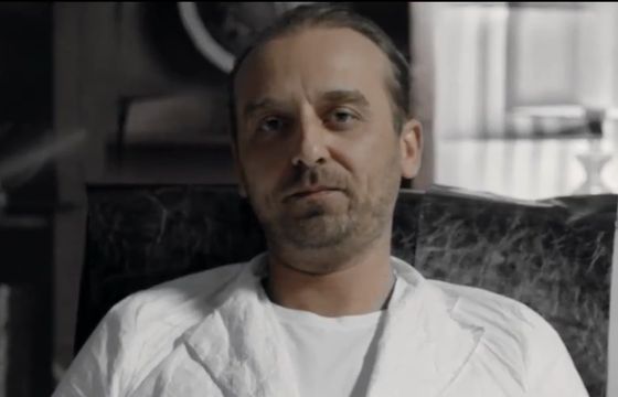 Wojciech Mecwaldowski jako milioner drukujący marzenia reklamuje HP Deskjet GT 5820 (wideo)