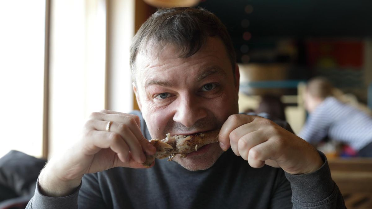 Jeden z pierwszych objawów raka wątroby. Zauważysz przy jedzeniu