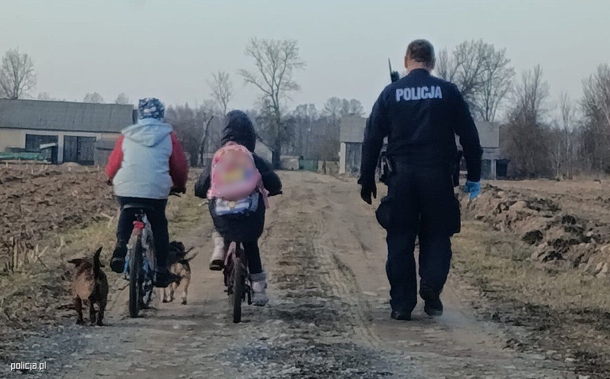 Dramatyczne chwile w Mrozach. Zaginione dzieci odnalezione przy lesie