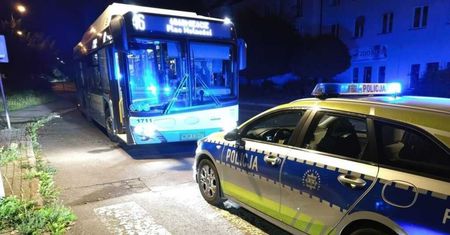 Minęła 23:00. "Wulgarne zachowanie" w autobusie. Może trafić za kraty