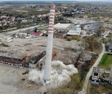 Wyburzenie ogromnego komina w Szczecinie. Spektakularną akcję zarejestrowały kamery