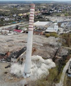 Wyburzenie ogromnego komina w Szczecinie. Spektakularną akcję zarejestrowały kamery