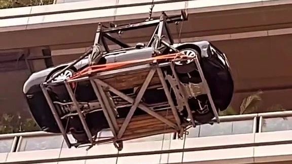 Pojazd dotarł na szczyt wieżowca w specjalnie przygotowanej klatce