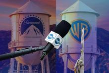 Mikrofon TVN24 na tle logotypów Warner Bros. i Paramount
