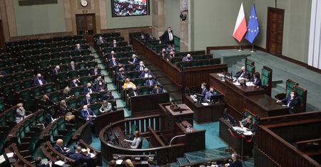 Koronawirus. Ustawa niwelująca negatywny wpływ COVID-19 na unijne programy operacyjne wydłużona