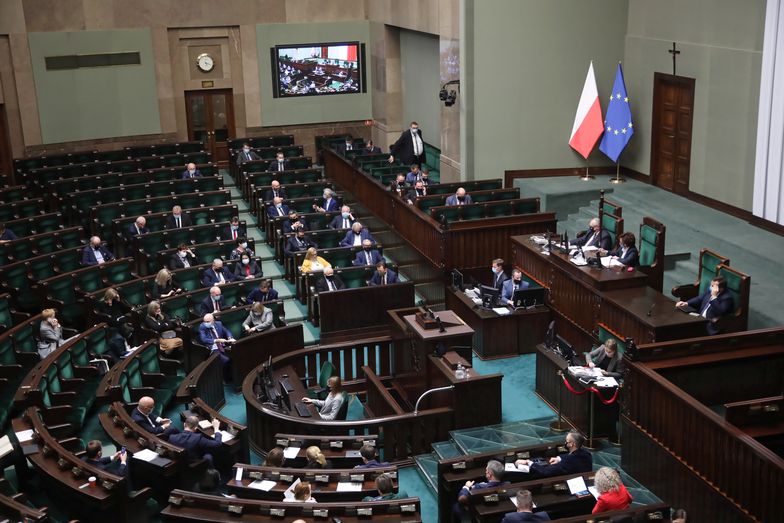 Koronawirus. Ustawa niwelująca negatywny wpływ COVID-19 na unijne programy operacyjne wydłużona