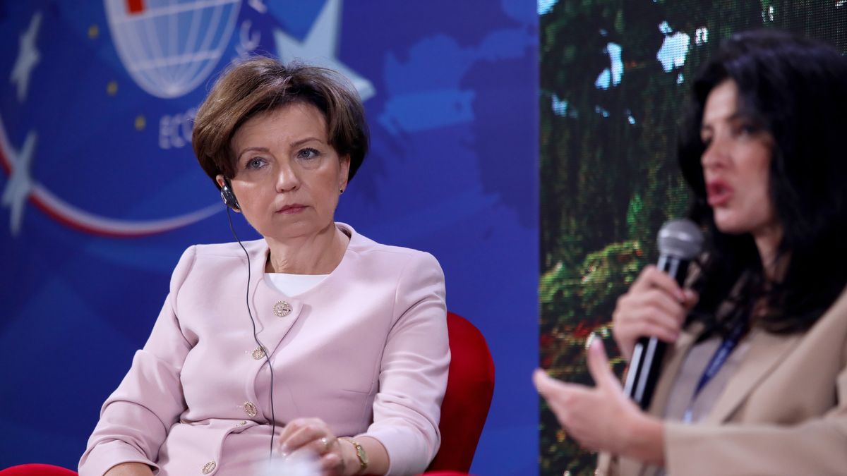Karpacz, 08.09.2022. Minister rodziny i polityki społecznej Marlena Maląg (L) podczas panelu �Kobiety Karpat� w trakcie Konferencji Europa Karpat towarzyszącej XXXI Forum Ekonomicznemu w Karpaczu, 8 bm. (jm) PAP/Tomasz Wiktor