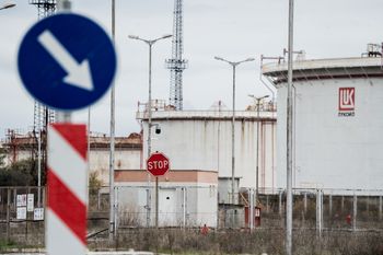 Bułgarzy chcą szybko pozbyć się Rosjan z kluczowej rafinerii. Ale jest weto prezydenta