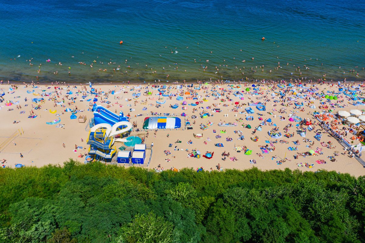 W sezonie gdańskie plaże są pełne turystów
