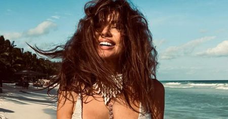 Skąpana w meksykańskim słońcu Natalia Siwiec hasa po plaży w bikini, a Edyta Herbuś komplementuje: "Piękna "DZIKUSKA"" (ZDJĘCIA)