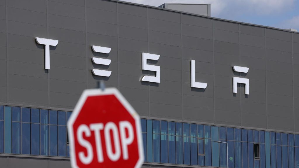 Ewakuacja zakładu Tesli w Niemczech