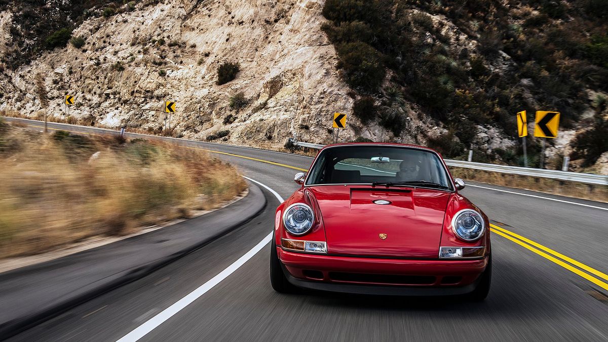 Co jest wyjątkowego w tym egzemplarzu? Pomijając to, że każdy Singer 911 jest wyjątkowy na swój sposób, ten ma szczególne miejsce docelowe. Każdy egzemplarz dostaje swoją nazwę, która związana jest z miejscem, w którym auto będzie miało swój nowy dom. Dlatego z zapartym tchem czekamy na egzemplarz, który będzie miał nazwę np. Warsaw.