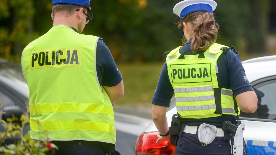 Patrol policji prowadzący kontrolę drogową 