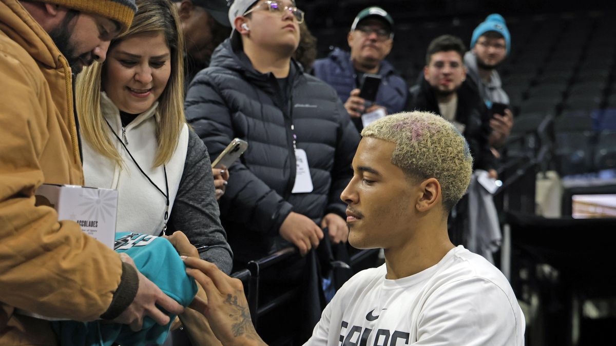 SAN ANTONIO, TX - FEBRUARY 01:  Jeremy Sochan #10 of the San Antonio Spurs signs autographs before the start of their game against the Sacramento Kings at AT&T Center on February 01, 2023 in San Antonio, Texas. NOTE TO USER: User expressly acknowledges and agrees that, by downloading and or using this photograph, User is consenting to terms and conditions of the Getty Images License Agreement. (Photo by Ronald Cortes/Getty Images)