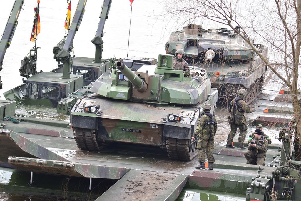 Rozładunek czołgów Leclerc i Leopard 2 z promu M3
