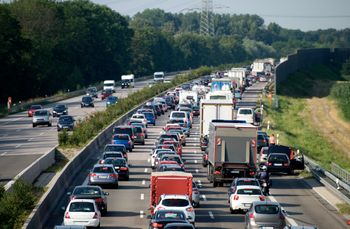 Pożar samochodu na autostradzie A2 w Poznaniu. Są utrudnienia w ruchu