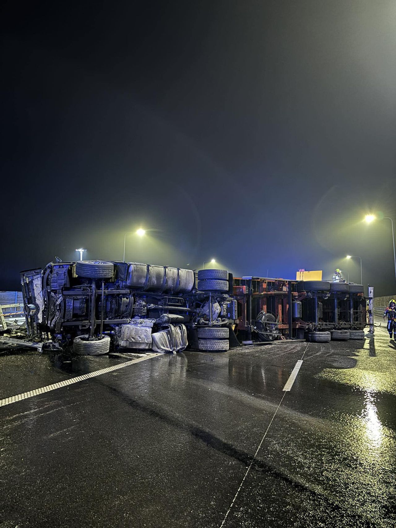 Wywrócenie tira na autostradzie A2: Utrudnienia w ruchu w kierunku Warszawy