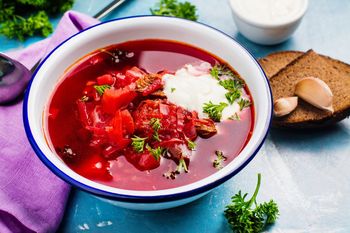 Tradycyjna zupa z botwiny. Smaku nadaje delikatna cielęcina