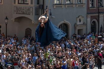 Malta Festiwal 2025: Niezwykły pokaz na Starym Rynku w Poznaniu. Akrobaci "latali" ponad tłumami ludzi. Zobacz zdjęcia