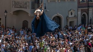 Malta Festiwal 2025: Niezwykły pokaz na Starym Rynku w Poznaniu. Akrobaci "latali" ponad tłumami ludzi. Zobacz zdjęcia