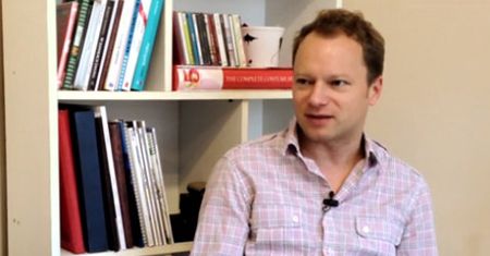 Stuhr: "Przypominam zawodową striptizerkę"
