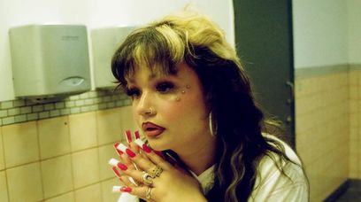 Lola Young odwołała trasę koncertową? Wszystko przez dramatyczny wypadek na scenie