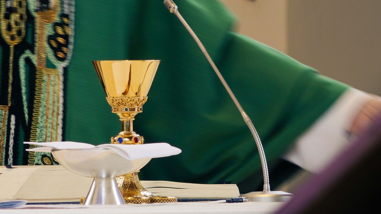 Skandal w kościele. Ksiądz miał dziecięcą pornografię. Został przeniesiony