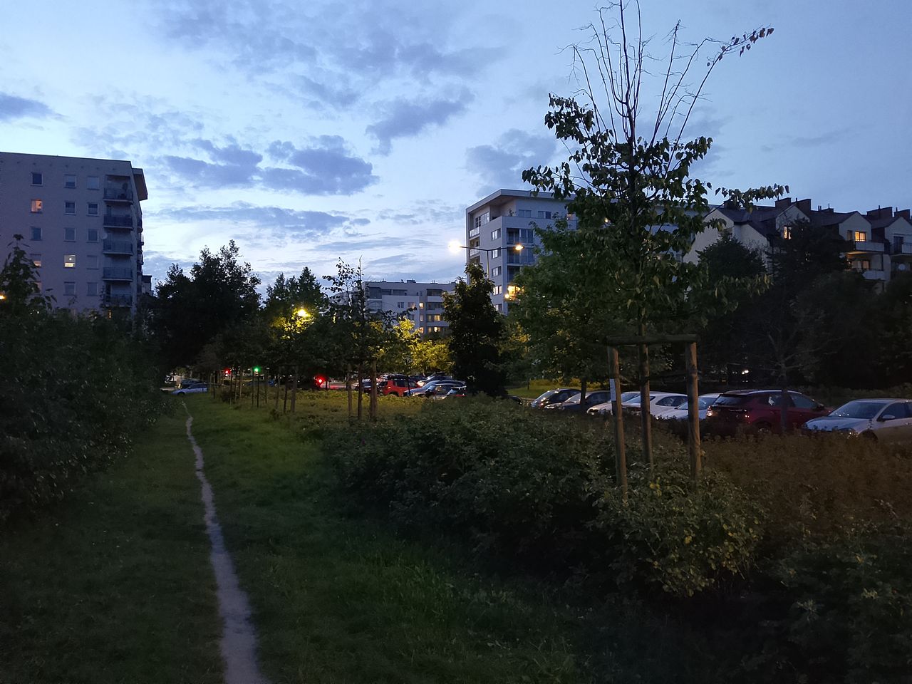 Nie zawsze tryb nocny da nam jaśniejsze zdjęcie (zdjęcie po prawej), a bardziej zadba o to, by światła nie były wypalone.