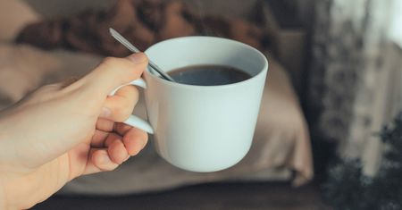 5 rzeczy, które powinieneś zrobić przed wypiciem porannej kawy. Mało kto o tym wie
