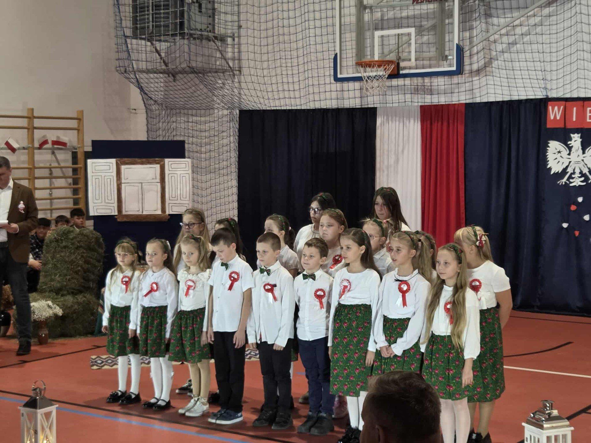 Patriotyczny wieczór w Dzierzkówku Starym. Uczniowie i mieszkańcy uczcili bohaterów