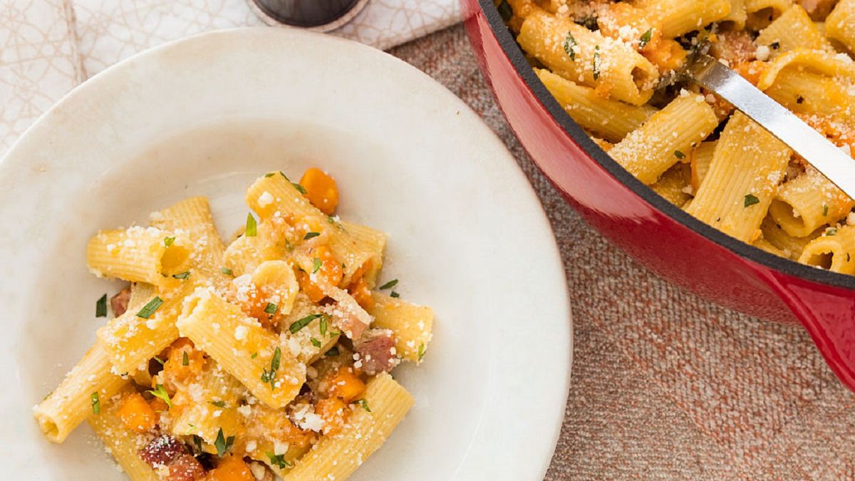 Makaron z batatami i boczkiem to świetny pomysł na smaczny i sycący obiad. 