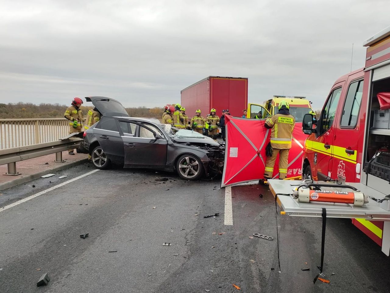Wyszogród: Czołowe zderzenie audi i ciężarowej scanii na moście
