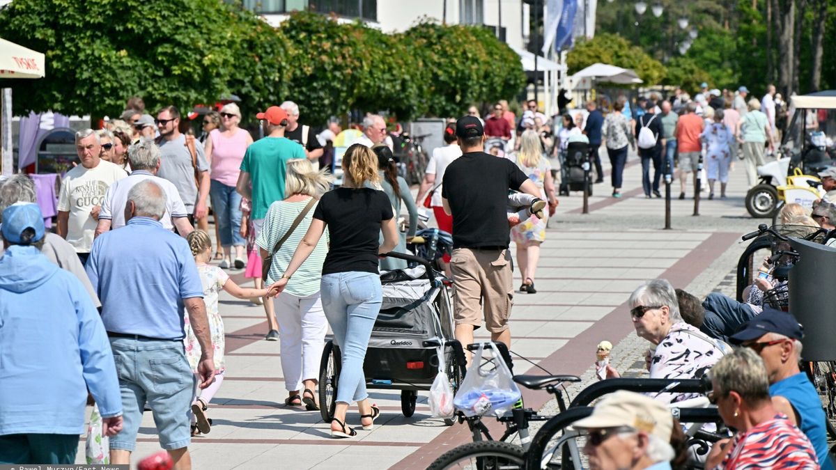 ?winouj?cie - t?oczny weekend
Fot. Pawel Murzyn/East News, Swinoujscie, 04.06.2023.  Piekna i co najwazniejsze przyjemna ciepla pogoda dopisala turystom w Swinoujsciu, plaze i deptaki byly pelne odwiedzajacych. Parkingi i promy byly znaczaco obciazone.
Pawel Murzyn