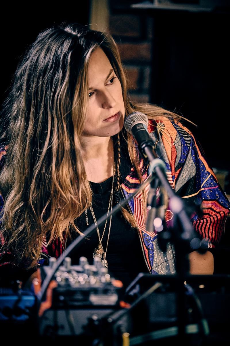 Na razie odeszła z zawodu. Zajęła się muzyką