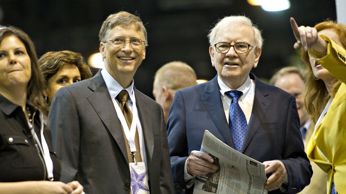 Warren Buffett mówił o tym, że ostatecznie liczy się to, co naprawdę myślą o tobie przyjaciele i jak silne są te przyjaźnie – powiedział Gates. Na zdjęciu: Bill Gates i Warren Buffett w 2012 r.