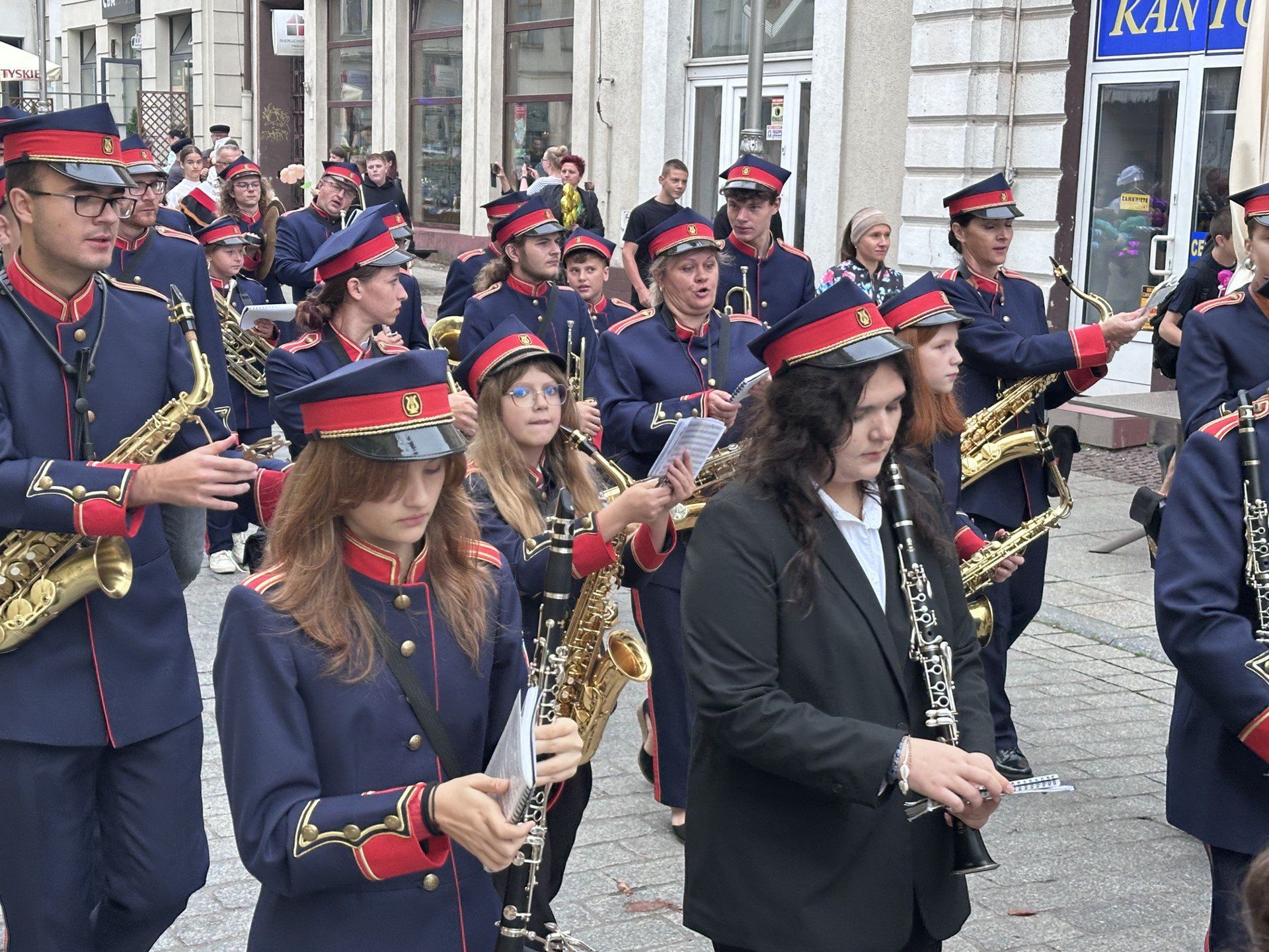 Bazar rzemieślniczy rozpoczęty paradą z orkiestrą w Kielcach