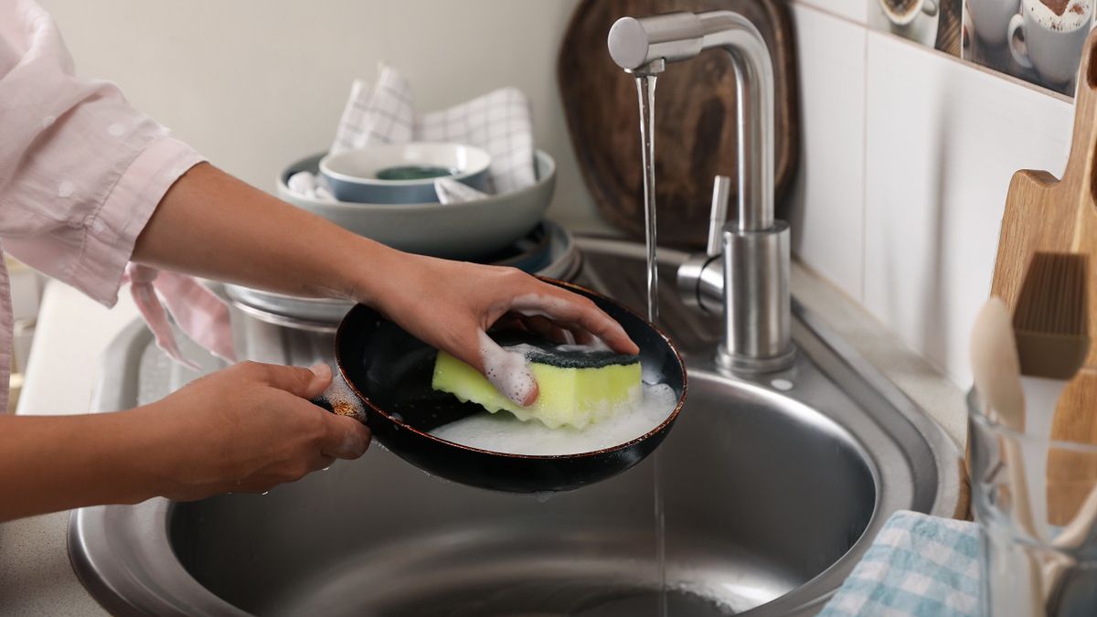 Wystarczy kropelką. W mig doszorujesz nawet najbardziej zapuszczoną patelnię.