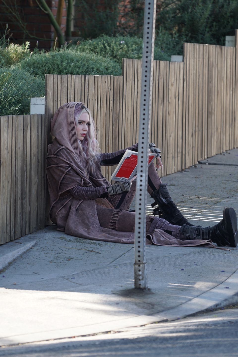 Grimes czyta "Manifest komunistyczny"