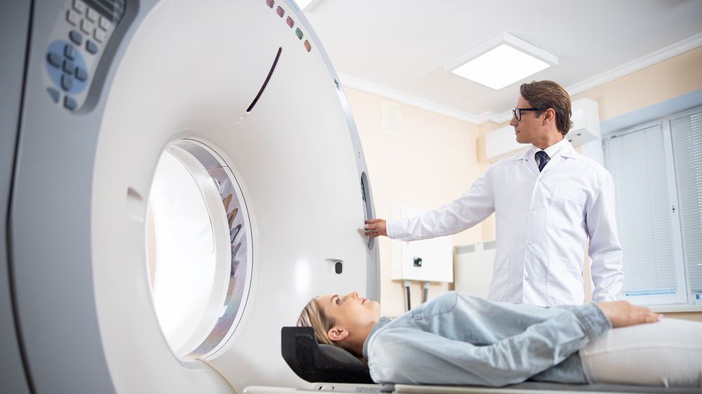 Rezonans magnetyczny czy tomografia komputerowa? Czym się różnią i kiedy są wykonywane.